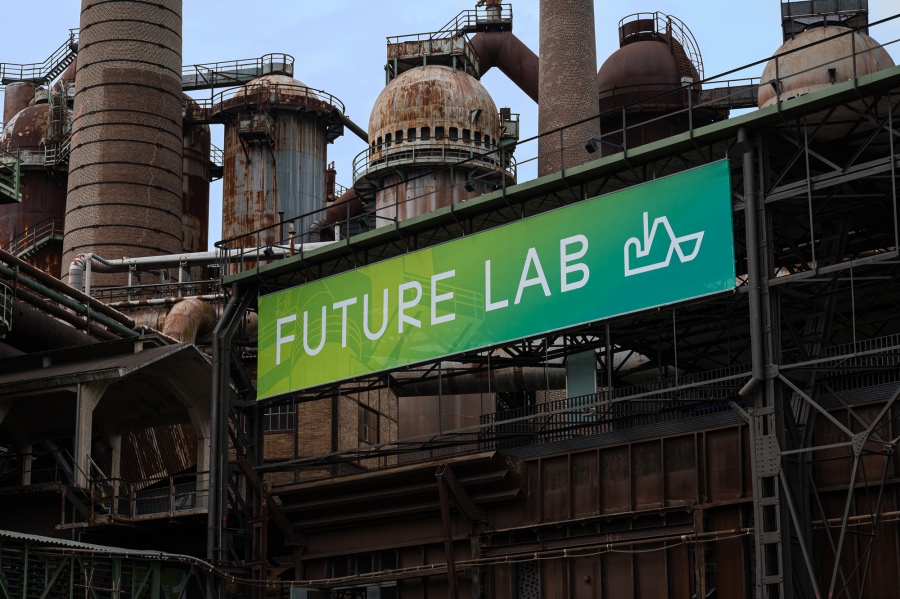 Banner FUTURE LAB an der Erzhalle 