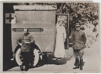 preview Irene Curie steigt aus einem Roentgenwagen aus MCP165